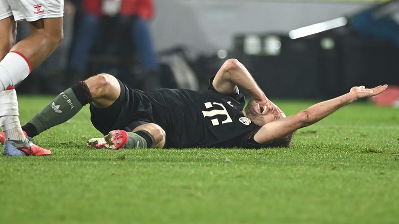 Konrad Laimer liegt verletzt am Boden | Bild: picture alliance / SVEN SIMON | Malte Ossowski Konrad Laimer liegt verletzt am Boden