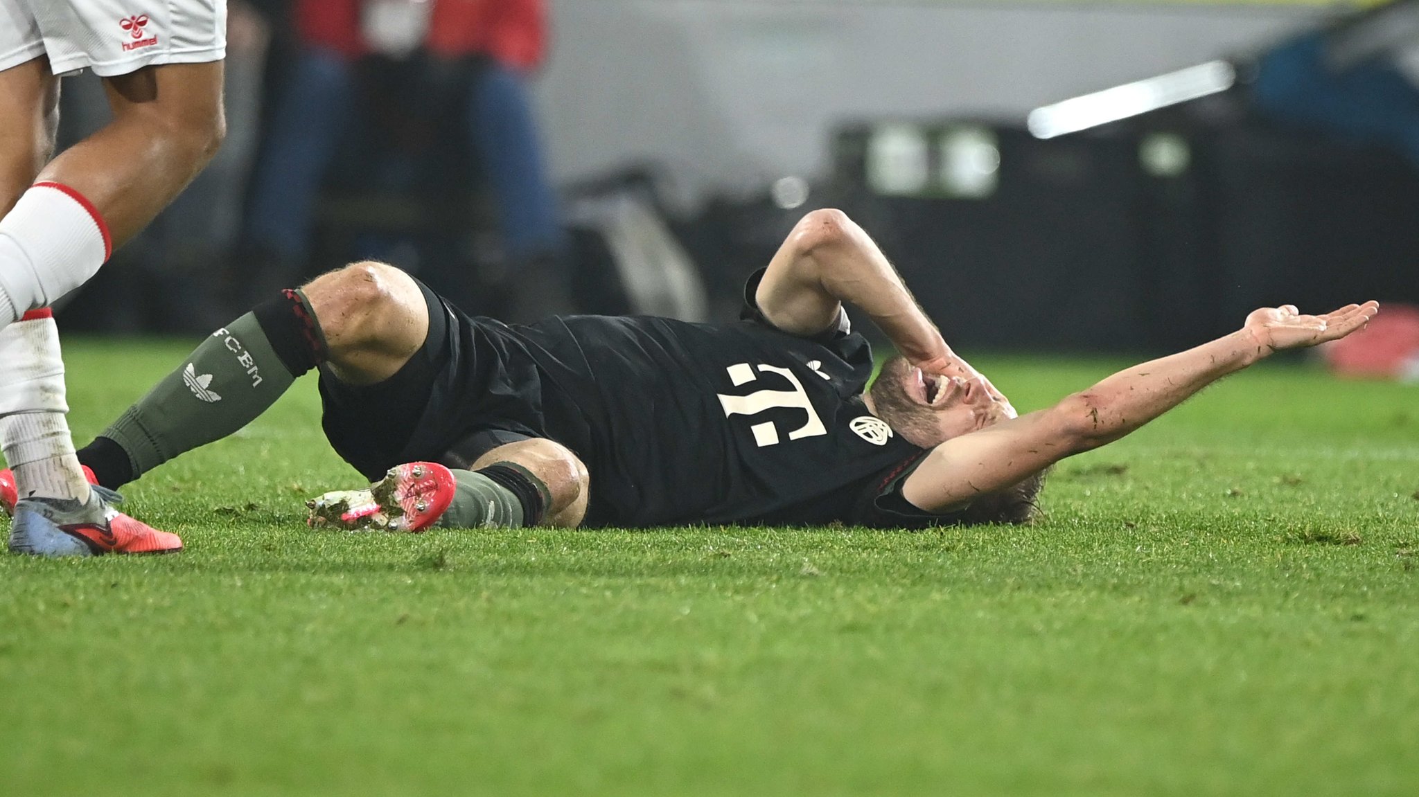 Konrad Laimer liegt verletzt am Boden