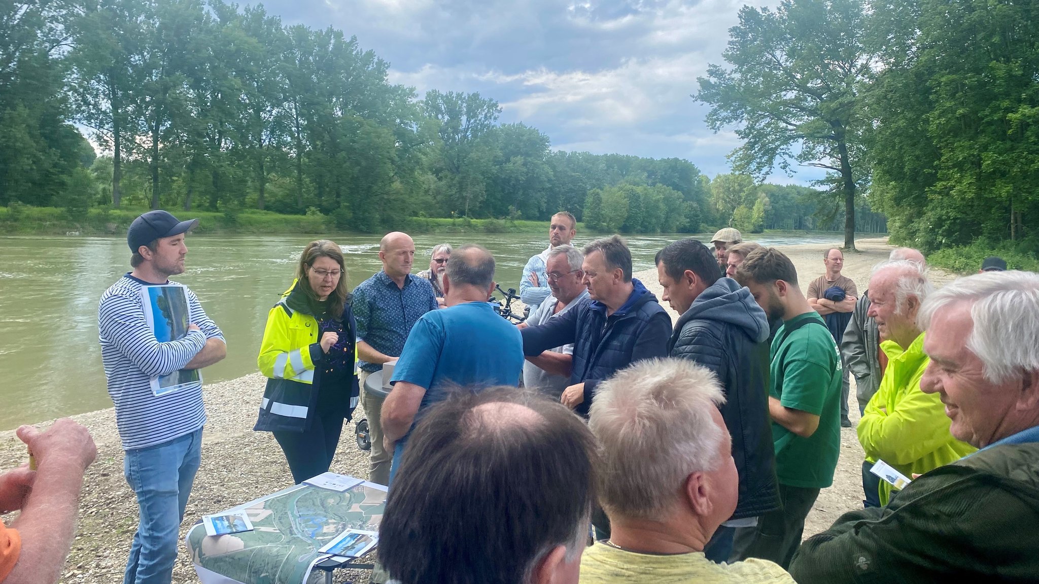 Präsentation der Pläne zur Isar-Renaturierung vor Ort. Anwohner, Landwirte, aber auch Fischer und Naturschützer informierten sich.