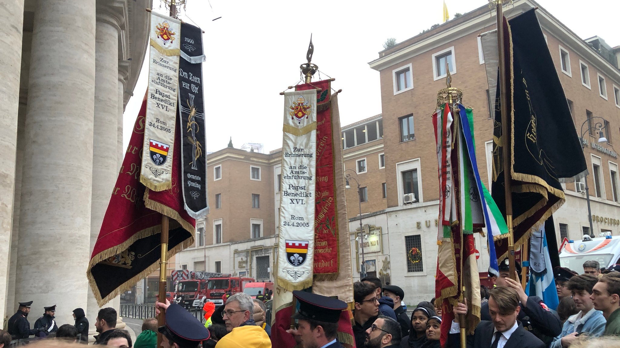 Fahnenträger der Feuerwehren aus Pentling und Umgebung auf dem Petersplatz in Rom