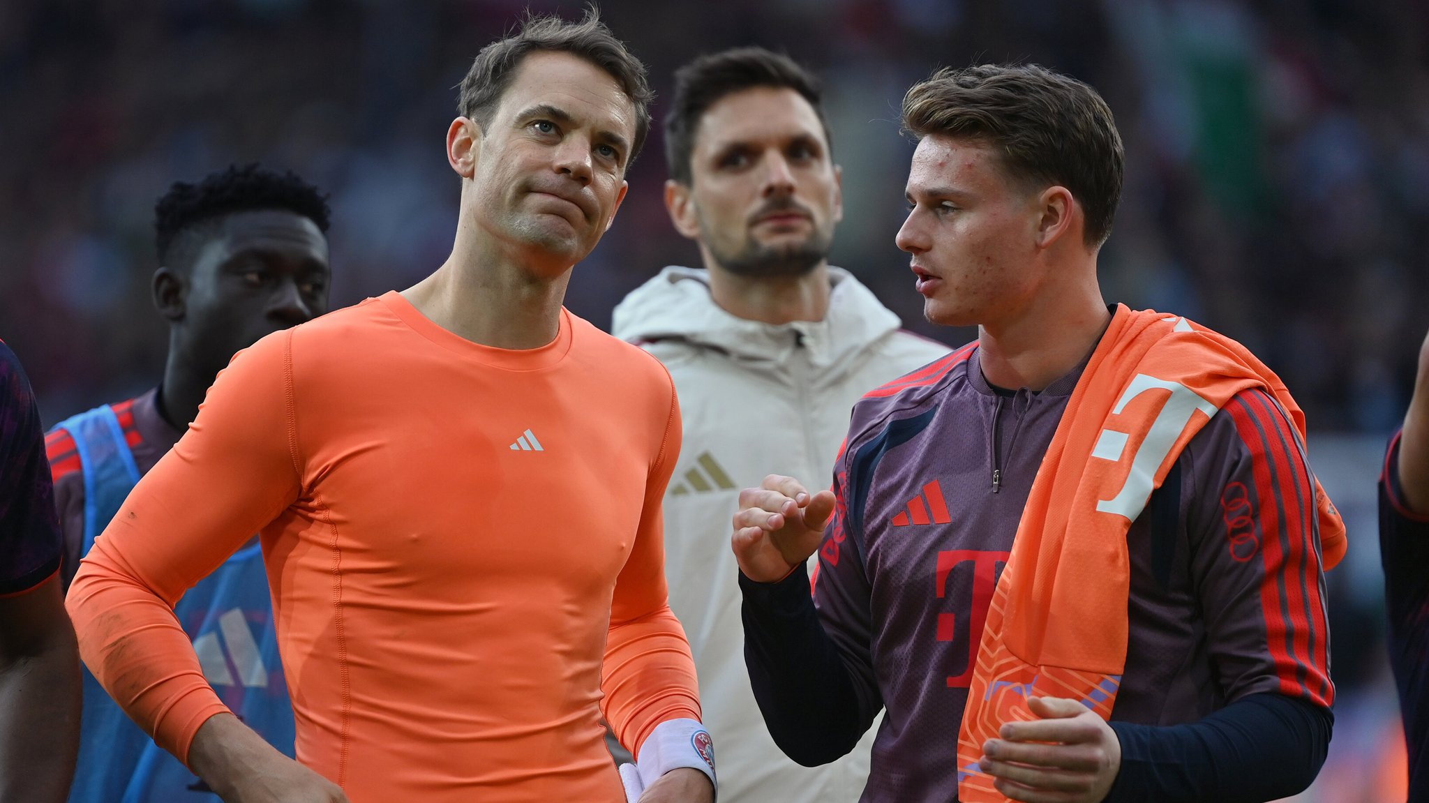 Der Keeper und sein Kronprinz: Manuel Neuer (l.) mit Jonas Urbig | Bild: picture-alliance/dpa Der Keeper und sein Kronprinz: Manuel Neuer (l.) mit Jonas Urbig