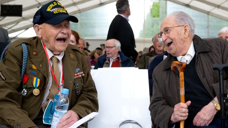 Bud Gahs (l), Veteran der US-Truppen und Repräsentant der Befreier, und Abba Naor, Überlebender des KZ Dachau, nehmen an der Gedenkfeier zum 80. Jahrestag der Befreiung der Häftlinge des KZ Dachau teil | Bild: picture alliance/dpa | Sven Hoppe Bud Gahs (l), Veteran der US-Truppen und Repräsentant der Befreier, und Abba Naor, Überlebender des KZ Dachau, nehmen an der Gedenkfeier zum 80. Jahrestag der Befreiung der Häftlinge des KZ Dachau teil