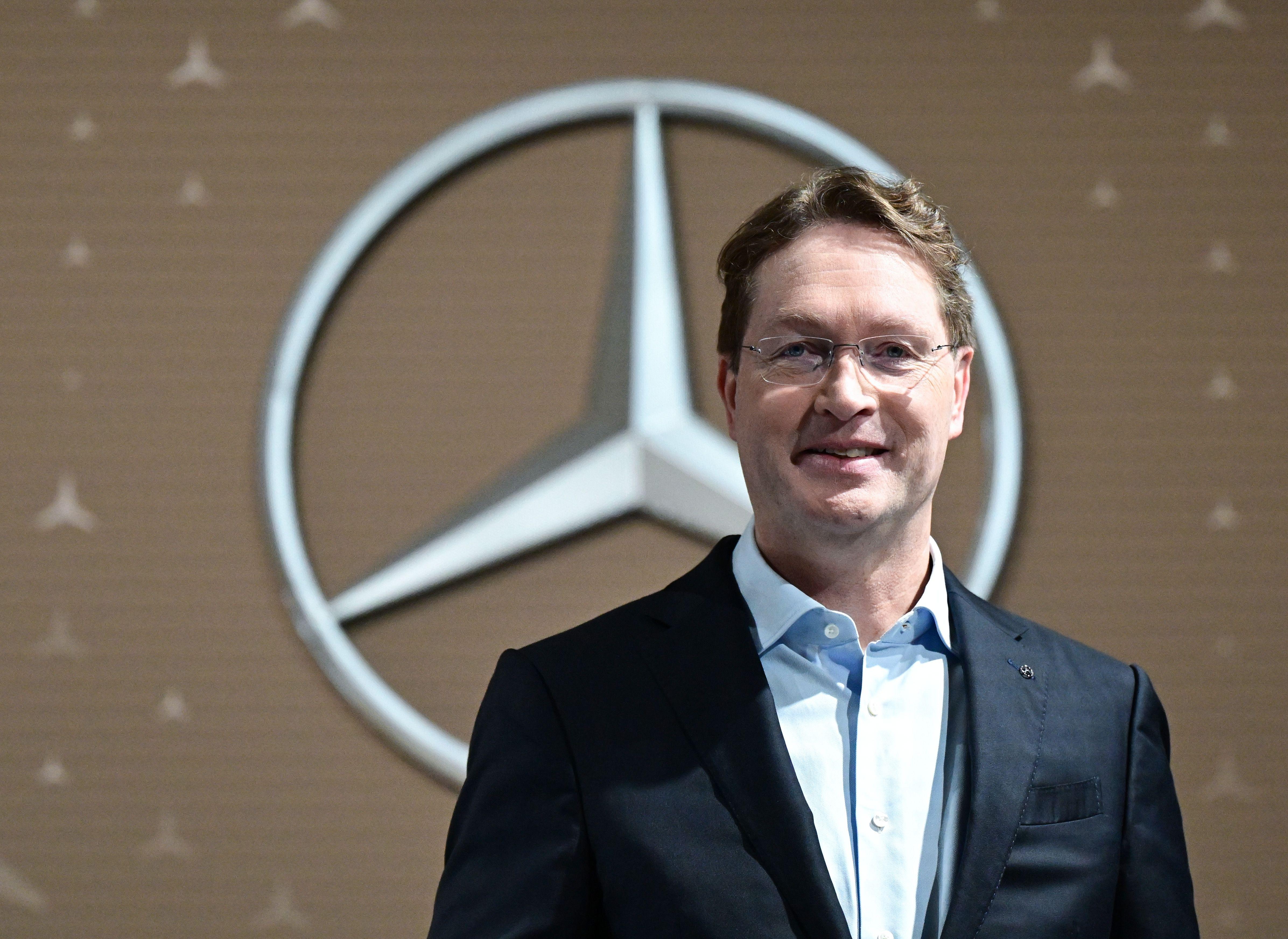 Ola Källenius, Vorstandsvorsitzender der Mercedes-Benz Group AG, steht vor der Bilanz-Pressekonferenz vor einem Mercedes-Benz Markenlogo (Archivbild vom 12.02.2026).