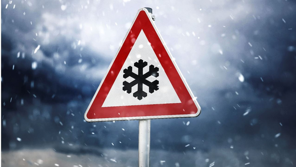 Schild das vor Schnee, Kälte und Glätte warnt (Symbolbild) | Bild: picture alliance / CHROMORANGE | Michael Bihlmayer Schild das vor Schnee, Kälte und Glätte warnt (Symbolbild)
