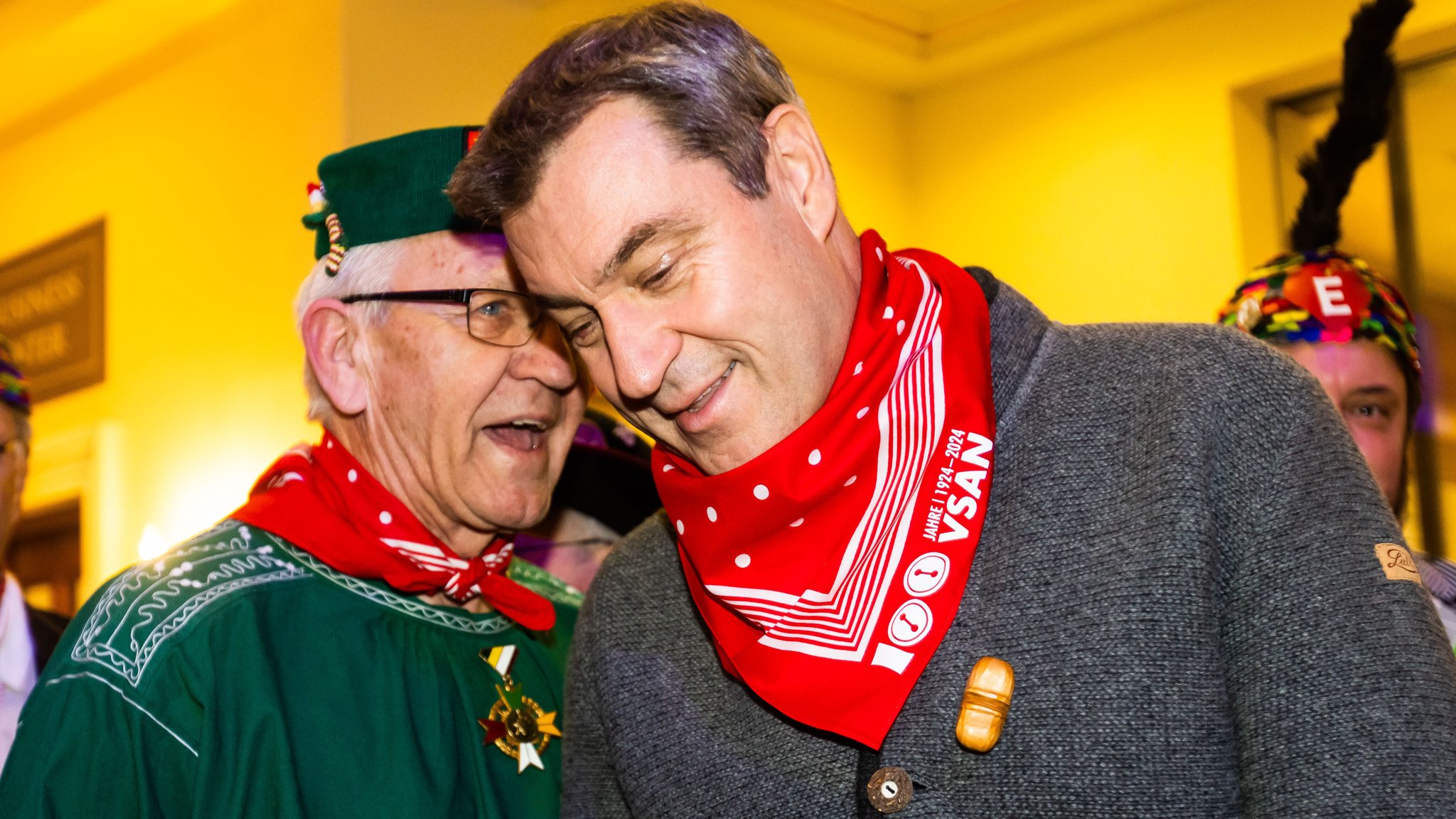 07.02.23: Winfried Kretschmann (l.) bei der Vergabe der "Goldenen Narrenschelle" an Markus Söder (r.) in Rust.