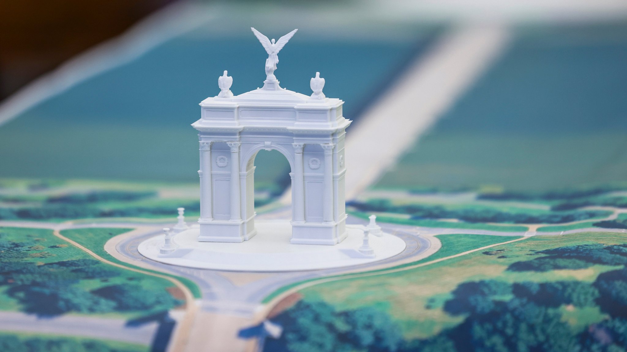 Miniaturmodell inmitten eines Kreisverkehrs