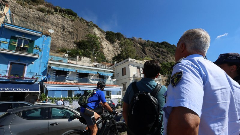 Archivbild: Bewohner blicken nach einem Erdbeben besorgt in Richtung der Phlegräischen Felder | Bild: picture alliance / ipa-agency | Napolipress Archivbild: Bewohner blicken nach einem Erdbeben besorgt in Richtung der Phlegräischen Felder