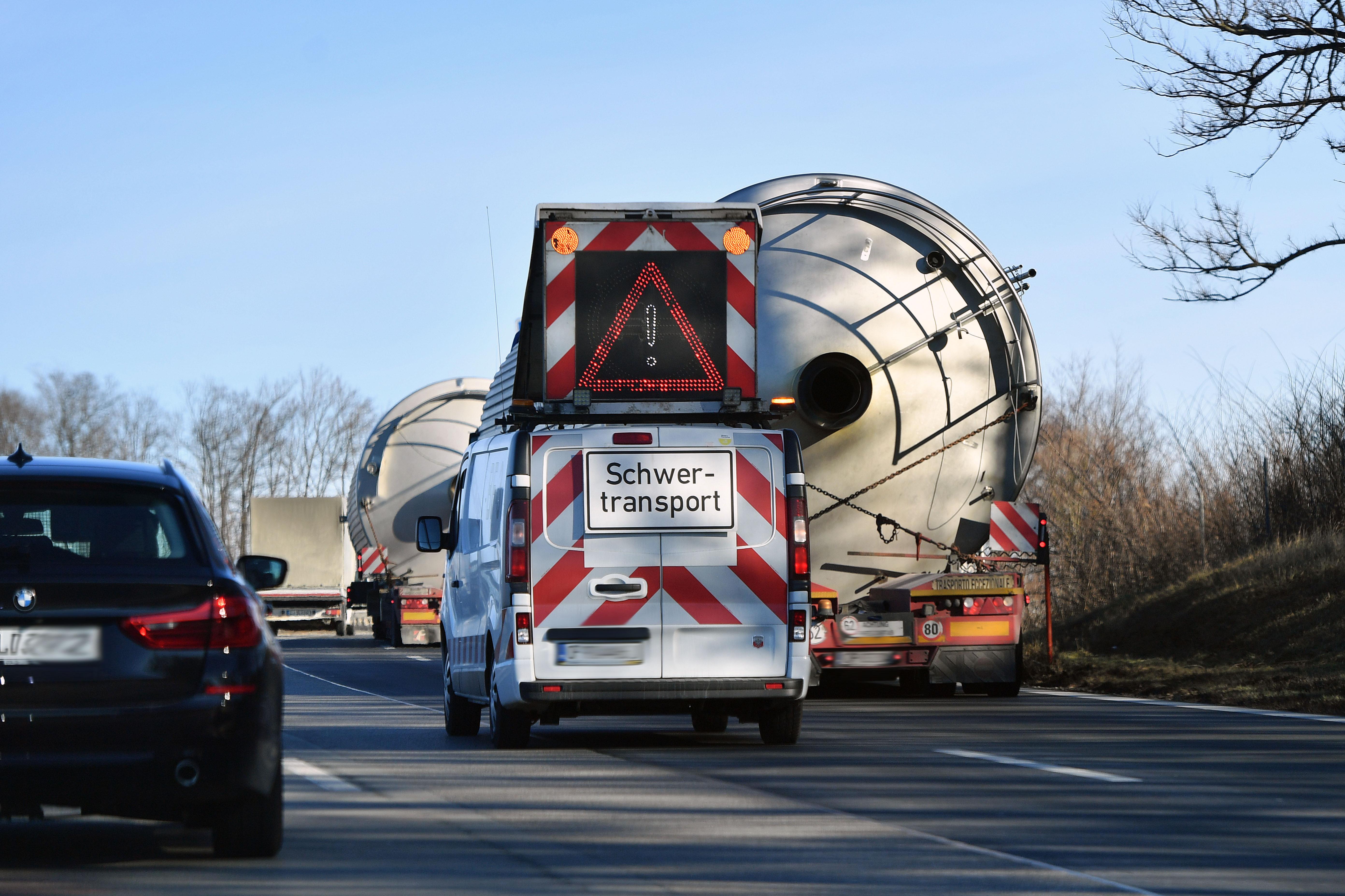 Schwertransport In Niederbayern Unterwegs | BR24