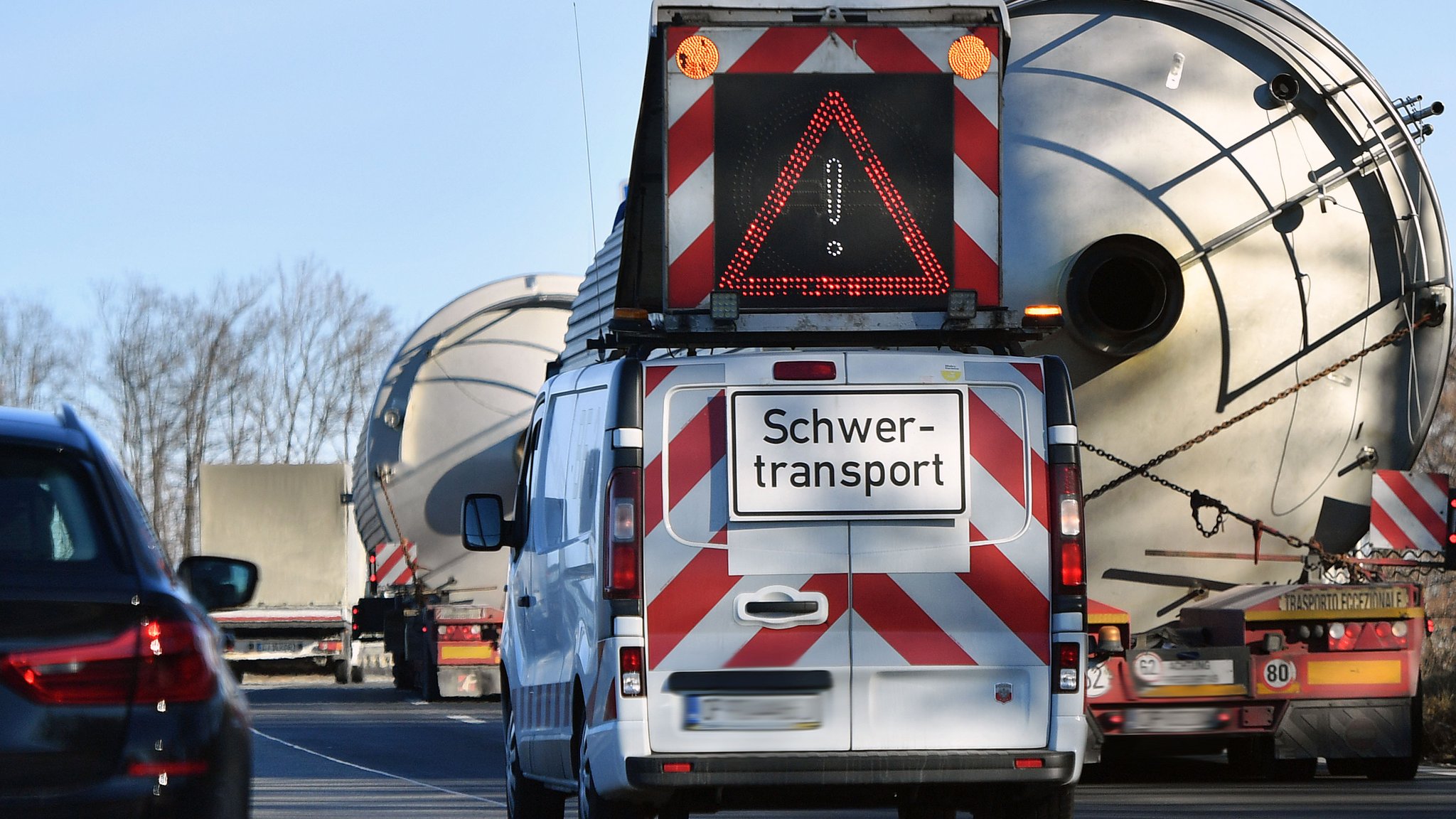 Ein Schwertransport auf der Autobahn  (Symbolfoto)