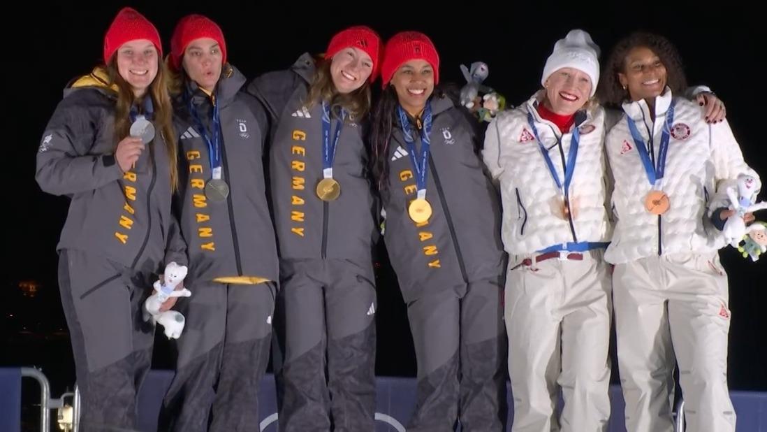 Die Siegerehrung beim Zweierbob-Wettbewerb.