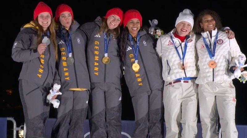 Die Siegerehrung beim Zweierbob-Wettbewerb. | Bild: BR24Sport Die Siegerehrung beim Zweierbob-Wettbewerb.