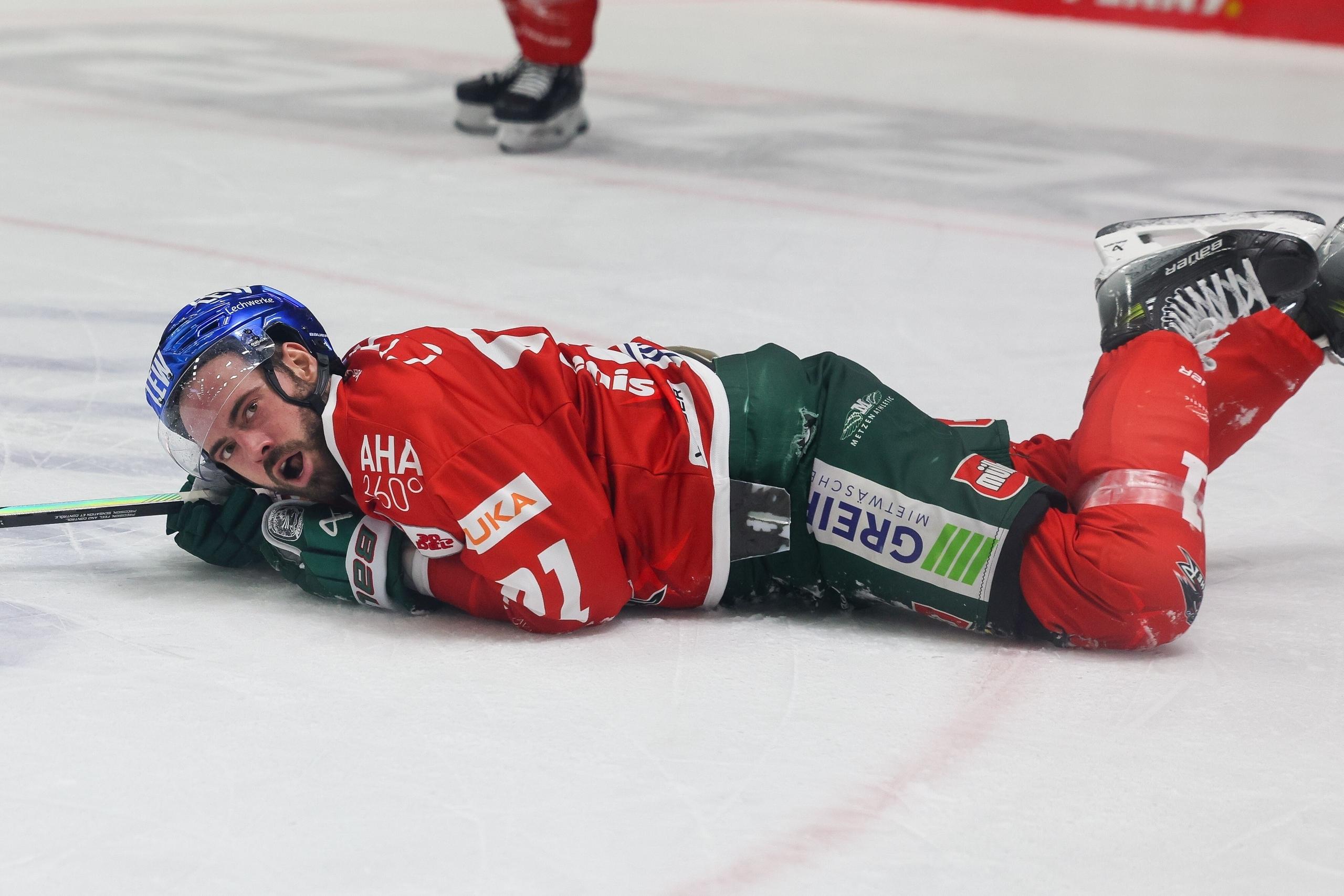 Jere Karjalainen von den Augsburger Panthern am Boden