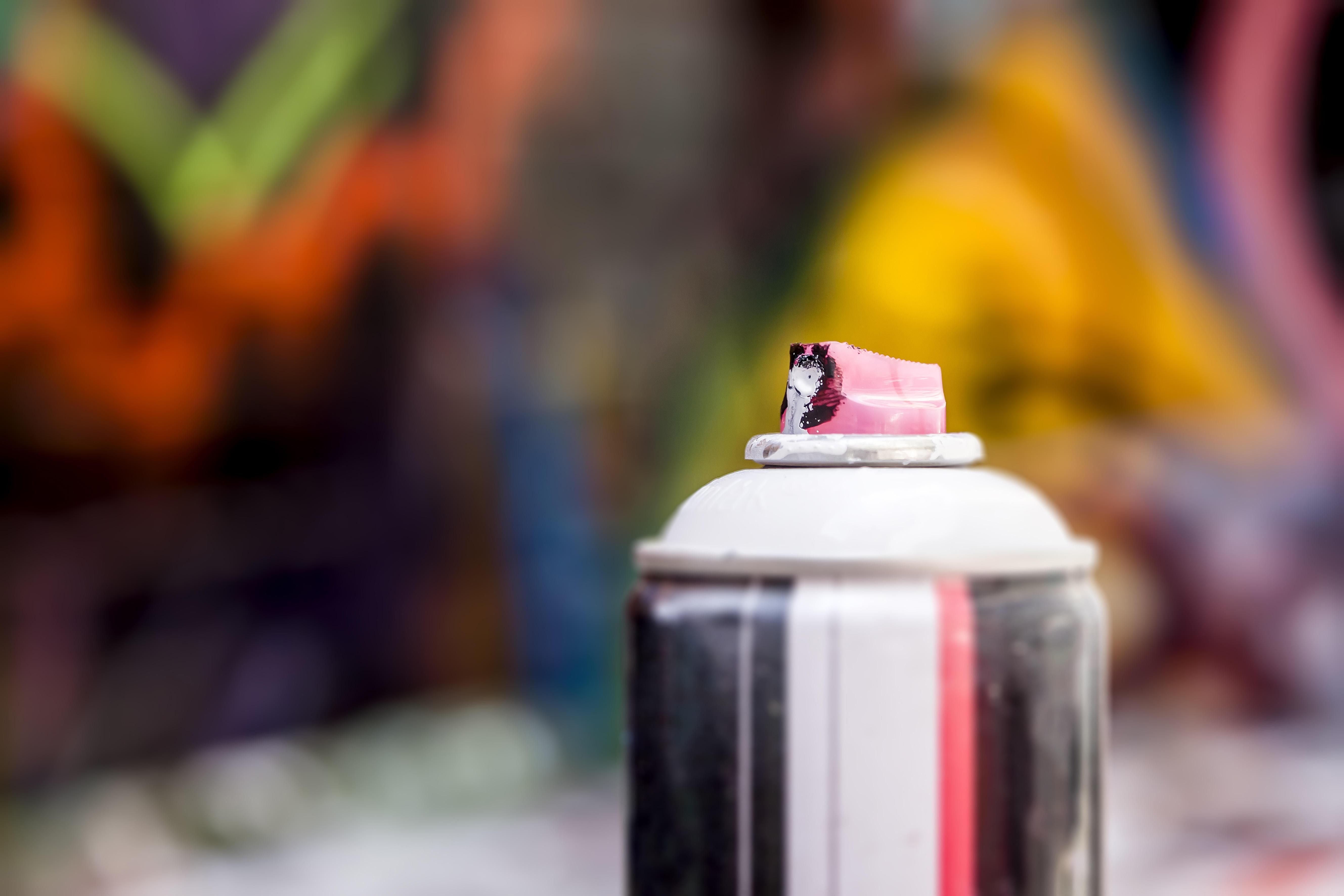 Symbolbild: Spraydose vor Graffiti