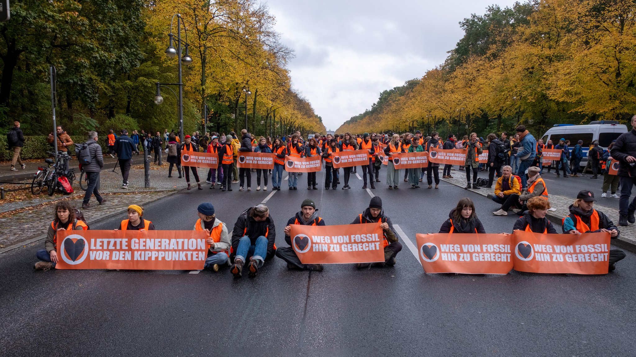 Protest der "Letzten Generation": "Massenbesetzung" der Straße des 17. Juni in Berlin