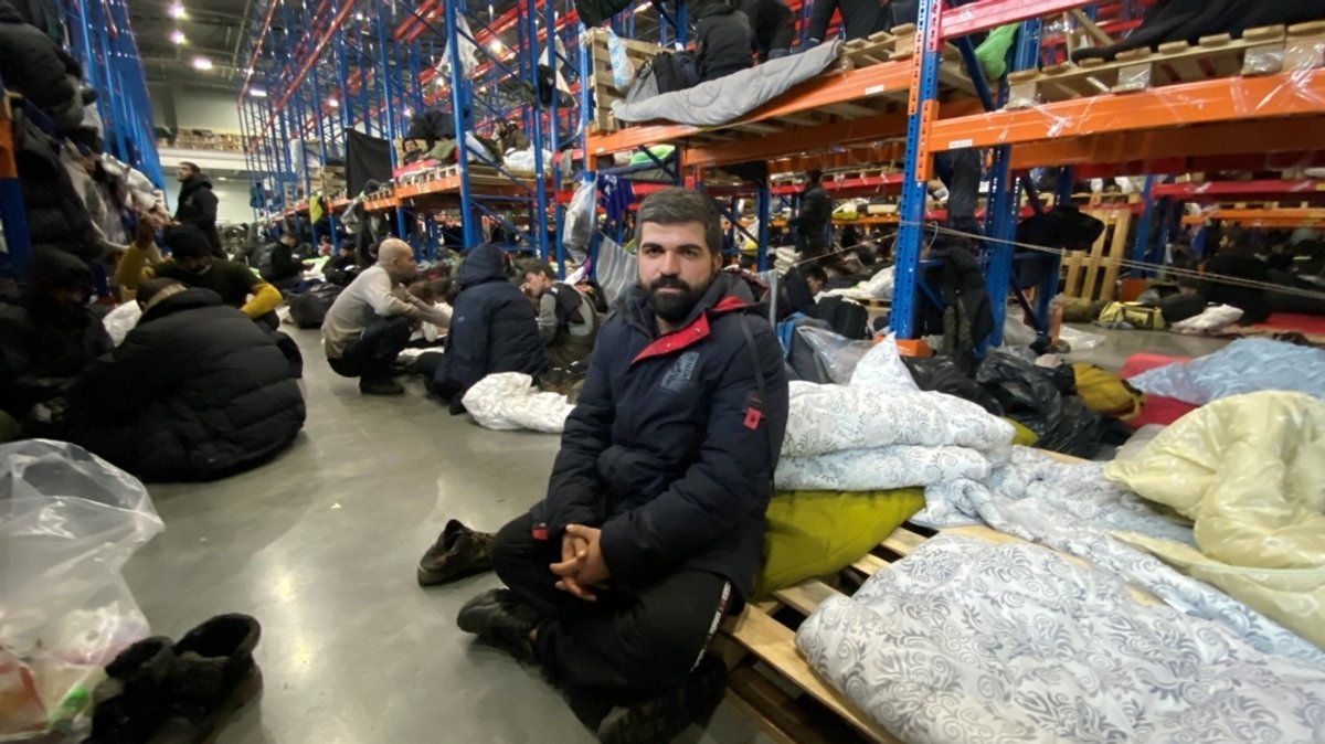 Belarus, Brusgi: Der junge irakische Staatsbürger Gaschtjar sitzt in einer Notunterkunft in einer Lagerhalle. Der 25-Jährige, der Deutsch spricht, wartet seit Wochen dort mit anderen Migranten und Flüchtlingen, um über Polen in die EU und dann nach Deutschland einzureisen.