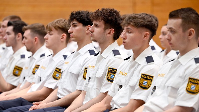 Polizisten bei ihrer Begrüßung in der Polizeiausbildung durch Bayerns lnnenminister Joachim Herrmann (CSU). (Archivbild) | Bild: pa/dpa/Dwi Anoraganingrum Polizisten bei ihrer Begrüßung in der Polizeiausbildung durch Bayerns lnnenminister Joachim Herrmann (CSU). (Archivbild)