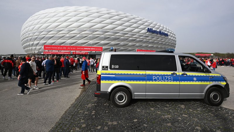 Polizei vor der Münchner Allianz Arena (Archivbild).