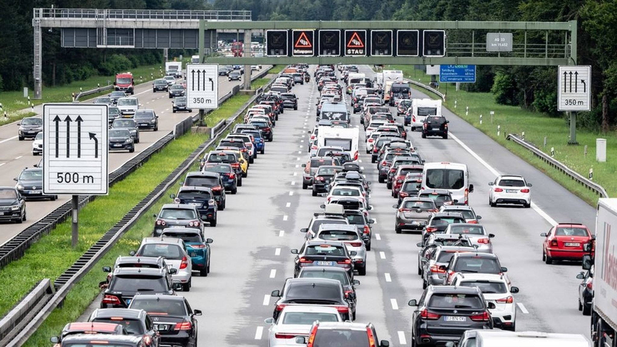 Bild zeigt Stau auf der A8 bei Hofolding. Schilderbrücke fordert zum Bilden einer Rettungsgasse auf. 