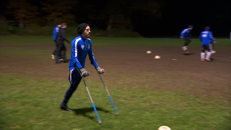Pierre Kaiser beim Training auf dem Fußballplatz | Bild: BR Pierre Kaiser beim Training auf dem Fußballplatz