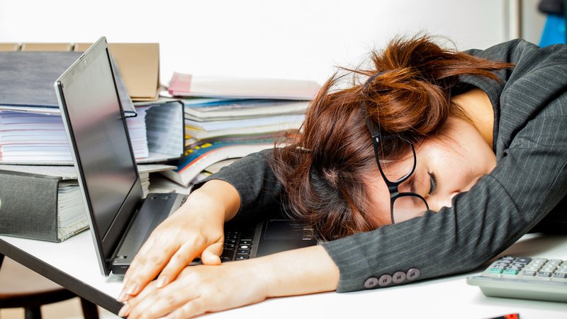 Arbeit bis zur Erschöpfung. Eine Frau liegt auf dem Schreibtisch. | Bild: BR/colourbox/rbb Arbeit bis zur Erschöpfung. Eine Frau liegt auf dem Schreibtisch.