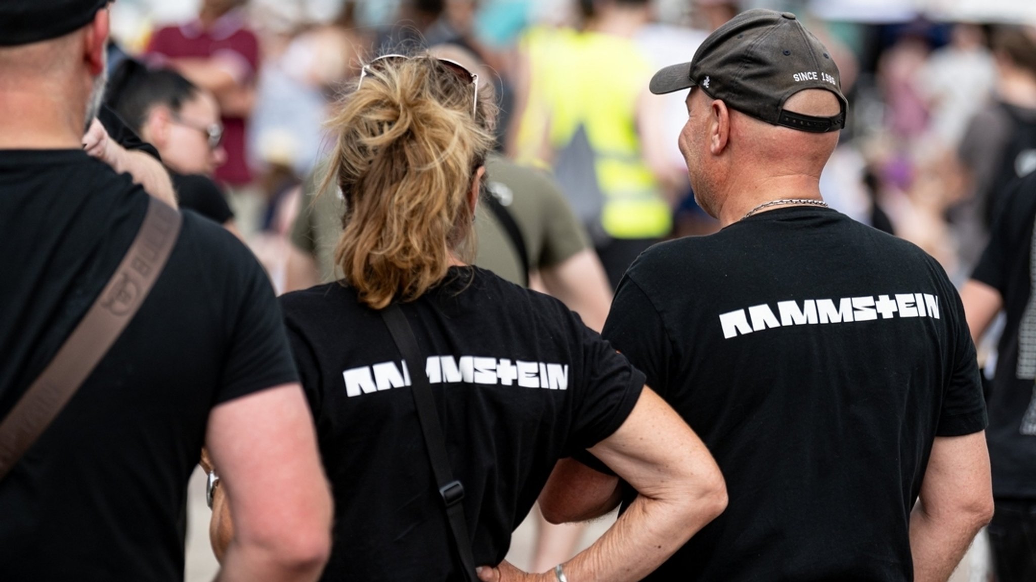 Rammstein Fans vor dem Olympiastadion in Berlin am Samstag