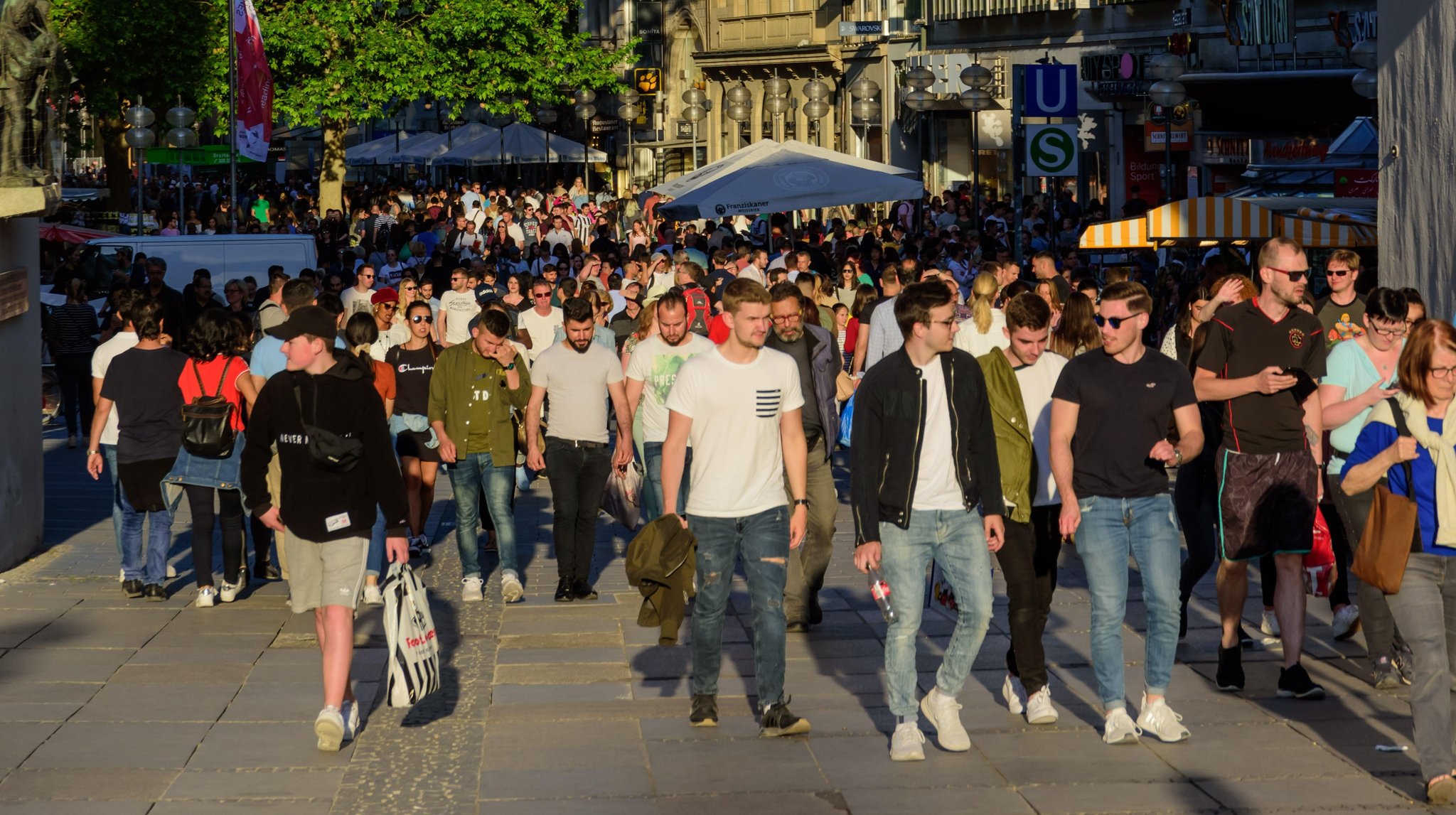 Menschen in der Münchner Fußgängerzone.  