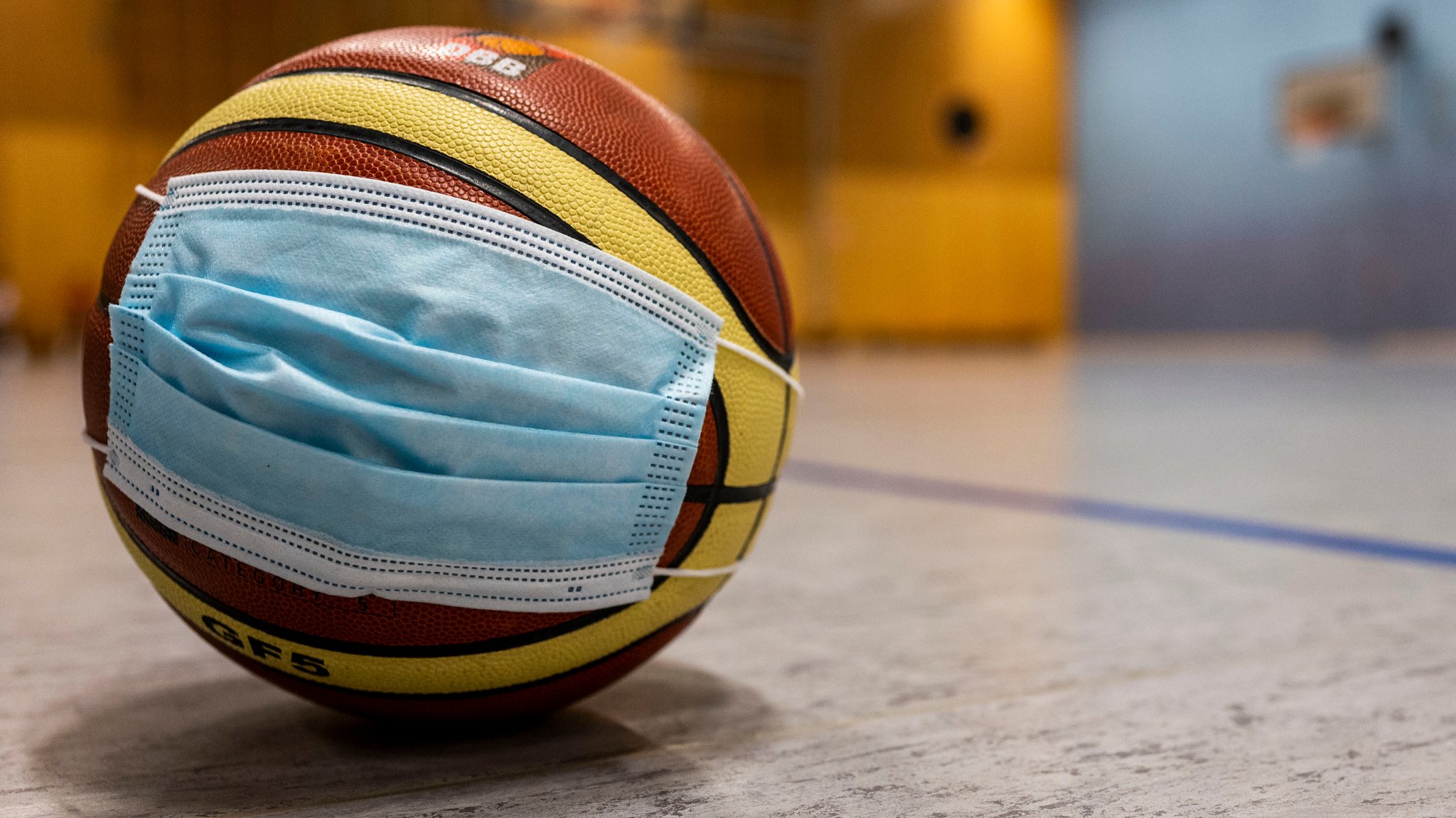 Ein Basketball mit einer OP-Maske (Symbolbild).