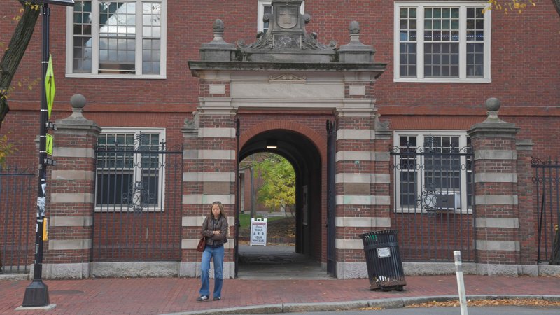 Symbolbild: Frau verlässt ein Gebäude der Harvard University | Bild: picture alliance / ZUMAPRESS.com | Kenneth Martin Symbolbild: Frau verlässt ein Gebäude der Harvard University