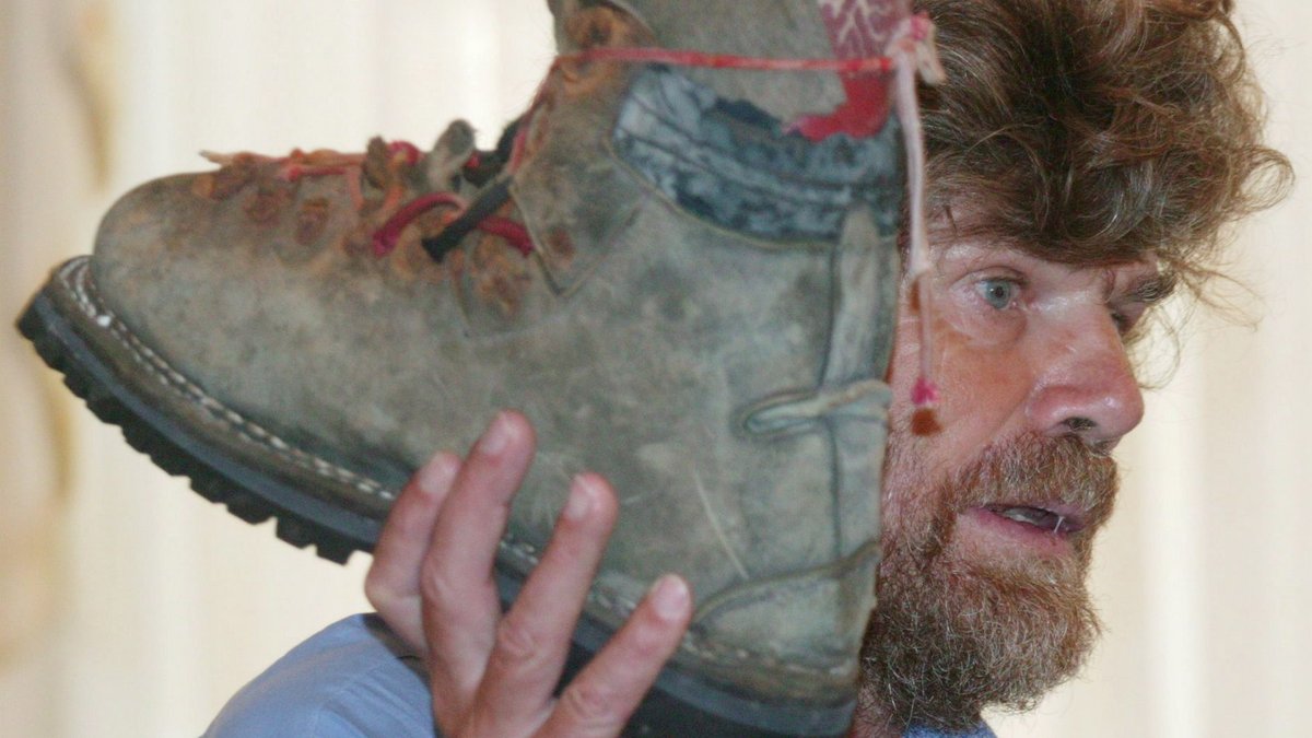 Reinhold Messner im Jahr 2005 mit dem ersten Schuh seines verstorbenen Bruders in Islamabad