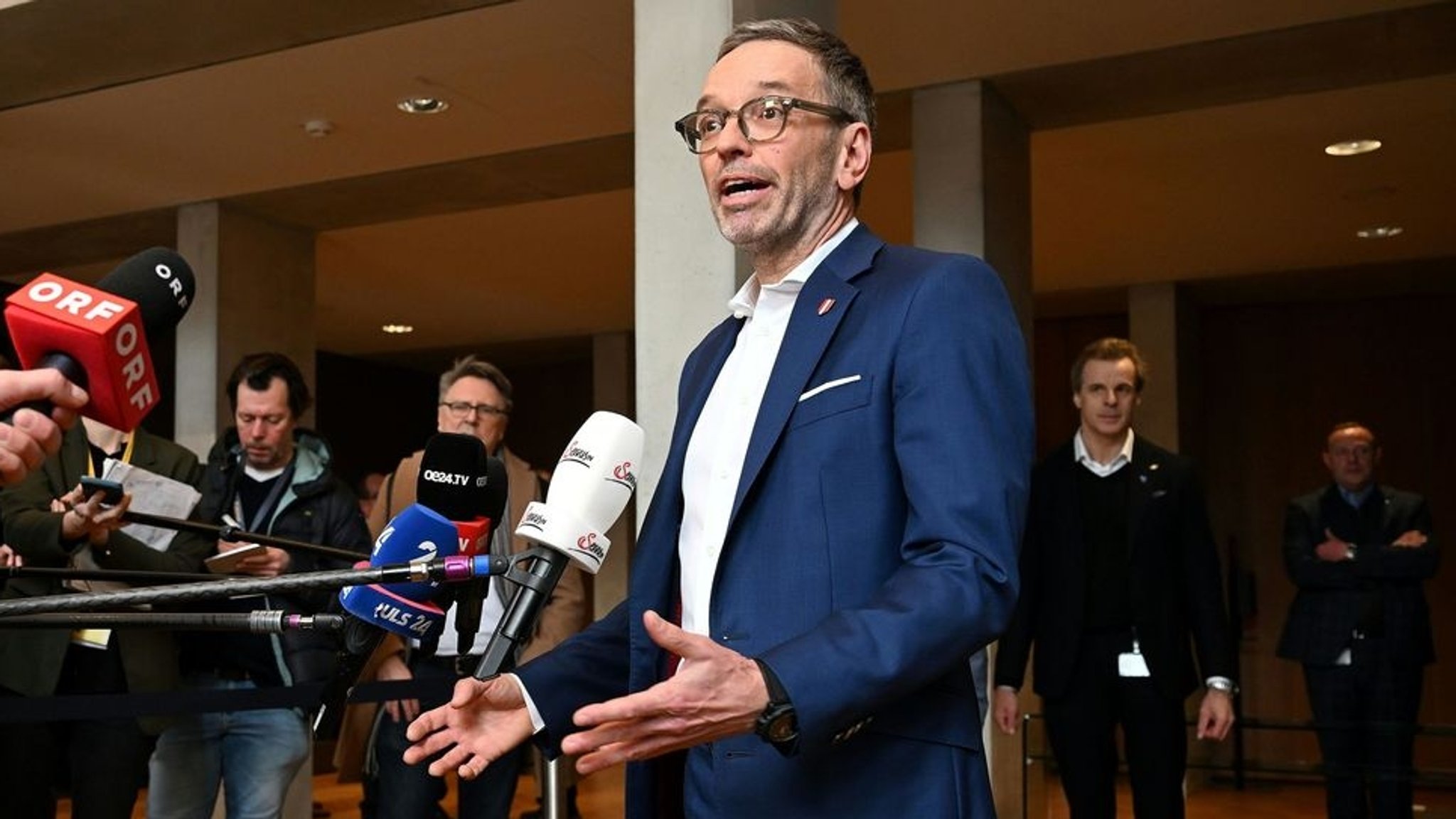 11.02.2025, Österreich, Wien: FPÖ-Chef Herbert Kickl vor Beginn der Koalitionsverhandlungen zwischen FPÖ und ÖVP im Parlament in Wien. Foto: Helmut Fohringer/APA/dpa +++ dpa-Bildfunk +++