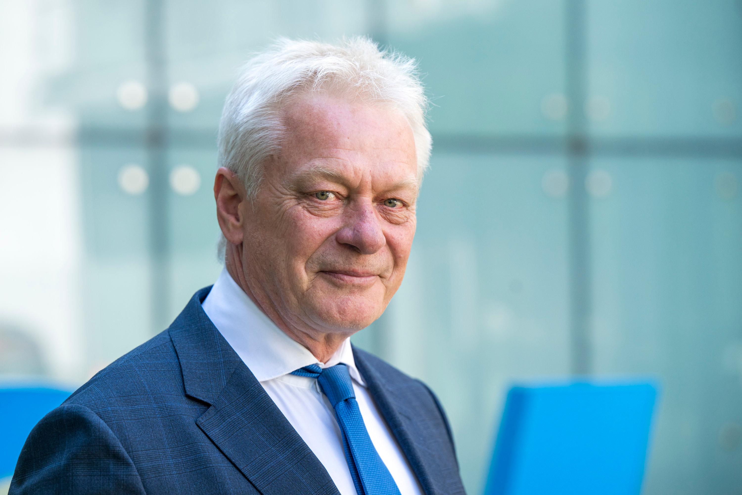28.04.2025, Bayern, München: Der designierte Bundeslandwirtschaftsminister Alois Rainer steht nach der CSU-Vorstandssitzung für ein Porträt im Innenhof der Parteizentrale. Foto: Peter Kneffel/dpa +++ dpa-Bildfunk +++