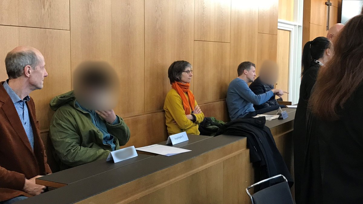 Die beiden Angeklagten (verpixelt) mit ihren Dolmetschern beim Prozessauftakt in Aschaffenburg