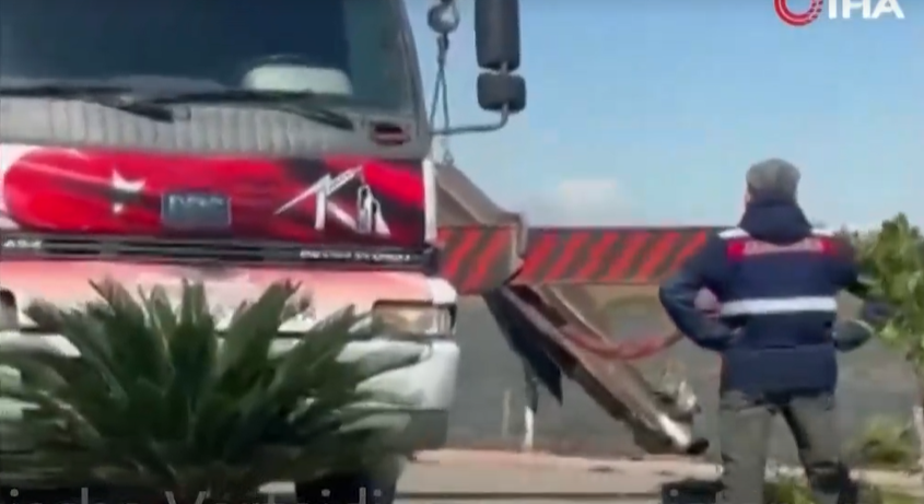 Abtransport eines Trümmerteils der Abwehrrakete, die die iranische Rakete abgefangen haben soll.