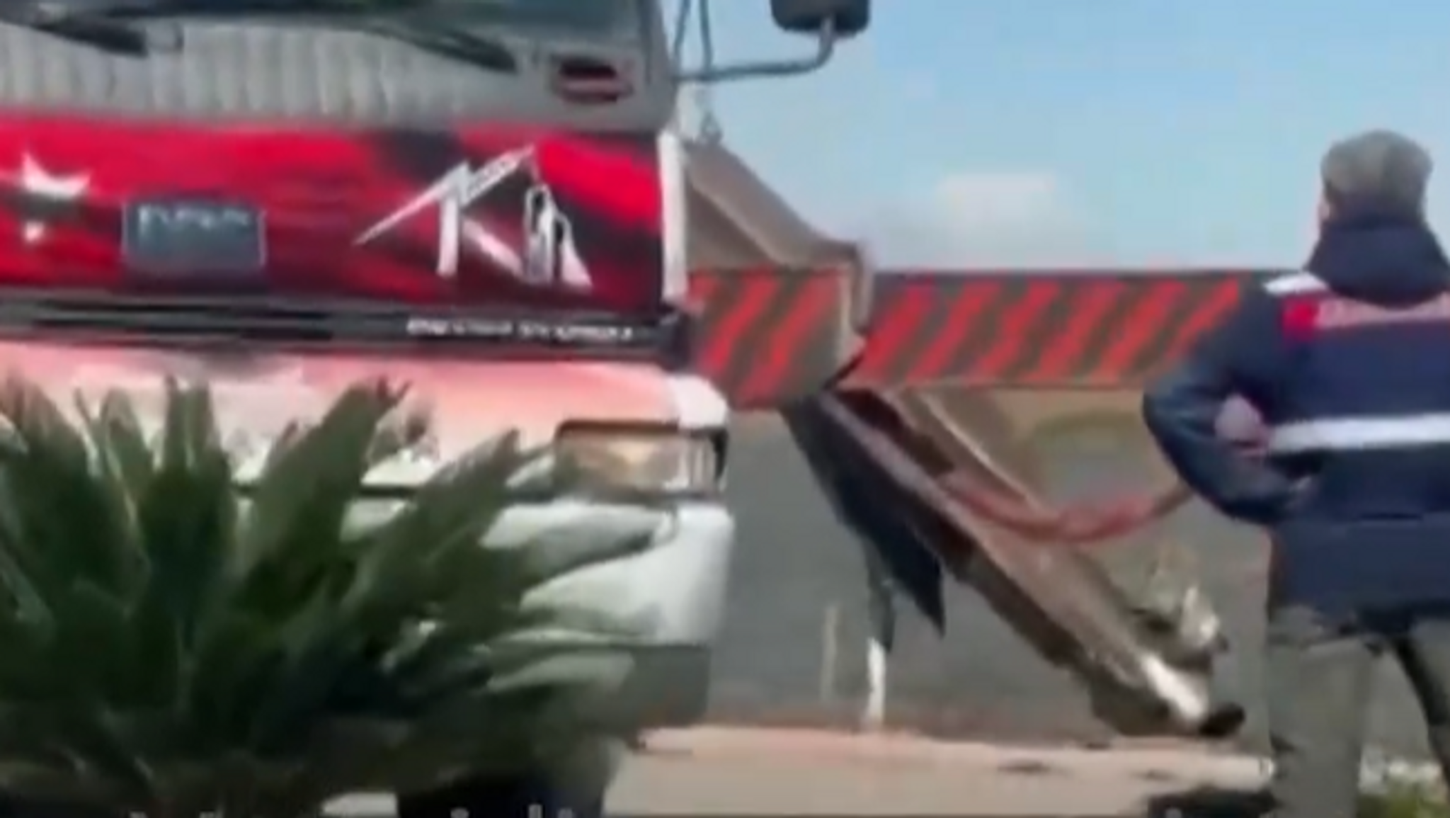 Abtransport eines Trümmerteils der Abwehrrakete, die die iranische Rakete abgefangen haben soll.