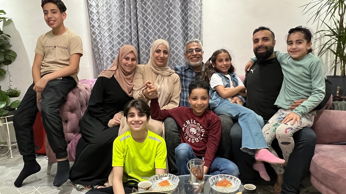 Festgebet, Geschenke, Süßigkeiten: Muslime feiern Zuckerfest