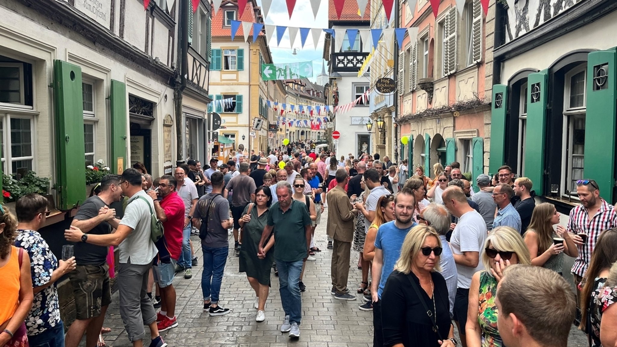 Volle Gassen während der "Bamberger Sandkerwa"