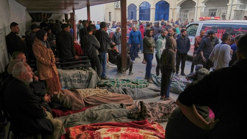 18.03.2025, Palästinensische Gebiete, Gaza-Stadt: Bedeckte Leichen von Menschen, die bei nächtlichen Luftangriffen der israelischen Armee auf den Gazastreifen getötet wurden, liegen auf dem Boden vor dem Al-Ahli Krankenhaus. | Bild: dpa-Bildfunk/Jehad Alshrafi 18.03.2025, Palästinensische Gebiete, Gaza-Stadt: Bedeckte Leichen von Menschen, die bei nächtlichen Luftangriffen der israelischen Armee auf den Gazastreifen getötet wurden, liegen auf dem Boden vor dem Al-Ahli Krankenhaus.