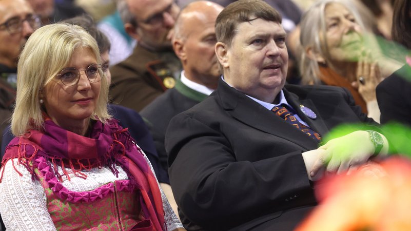 Archivbild: Der oberste Repräsentant der Sudetendeutschen, Bernd Posselt, mit der bayerischen Sozialministerin Ulrike Scharf (CSU), die zugleich Schirmherrschaftsministerin für die Sudetendeutschen ist. | Bild: picture alliance/dpa | Karl-Josef Hildenbrand Archivbild: Der oberste Repräsentant der Sudetendeutschen, Bernd Posselt, mit der bayerischen Sozialministerin Ulrike Scharf (CSU), die zugleich Schirmherrschaftsministerin für die Sudetendeutschen ist.