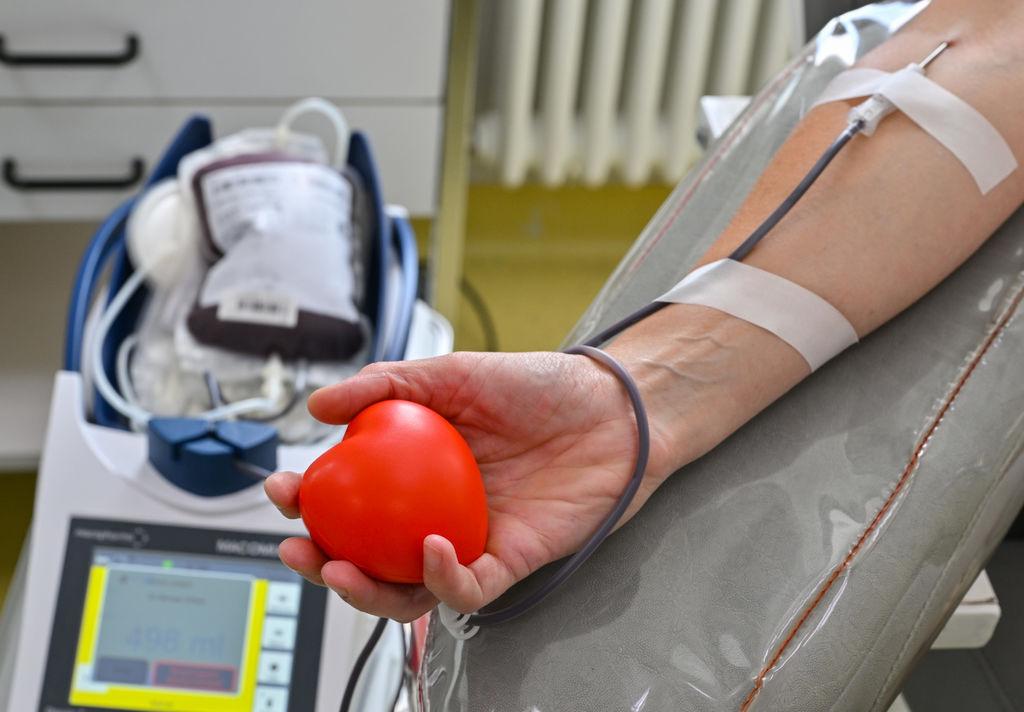 Jemand spendet Blut - zu sehen ist ein Arm mit einem Herz in der Hand(Archivbild)