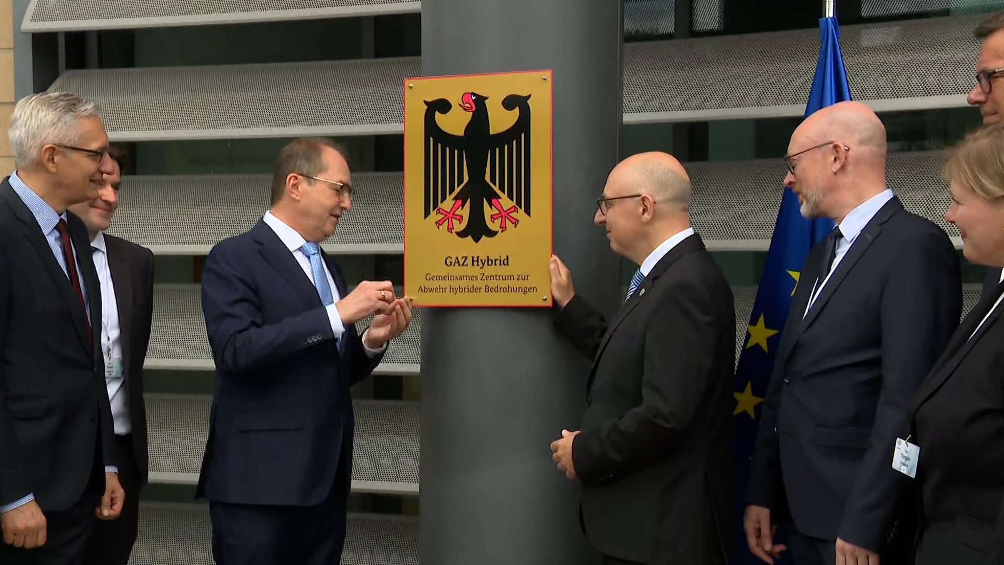 Weil Krieg mittlerweile auch mit Sabotage, Spionage oder Falschmeldungen geführt wird, muss sich Deutschland darauf einstellen. Bund und Länder wollen das tun, mit einem gemeinsamen Abwehrzentrum. | Bild: Bayerischer Rundfunk 2026 Weil Krieg mittlerweile auch mit Sabotage, Spionage oder Falschmeldungen geführt wird, muss sich Deutschland darauf einstellen. Bund und Länder wollen das tun, mit einem gemeinsamen Abwehrzentrum.