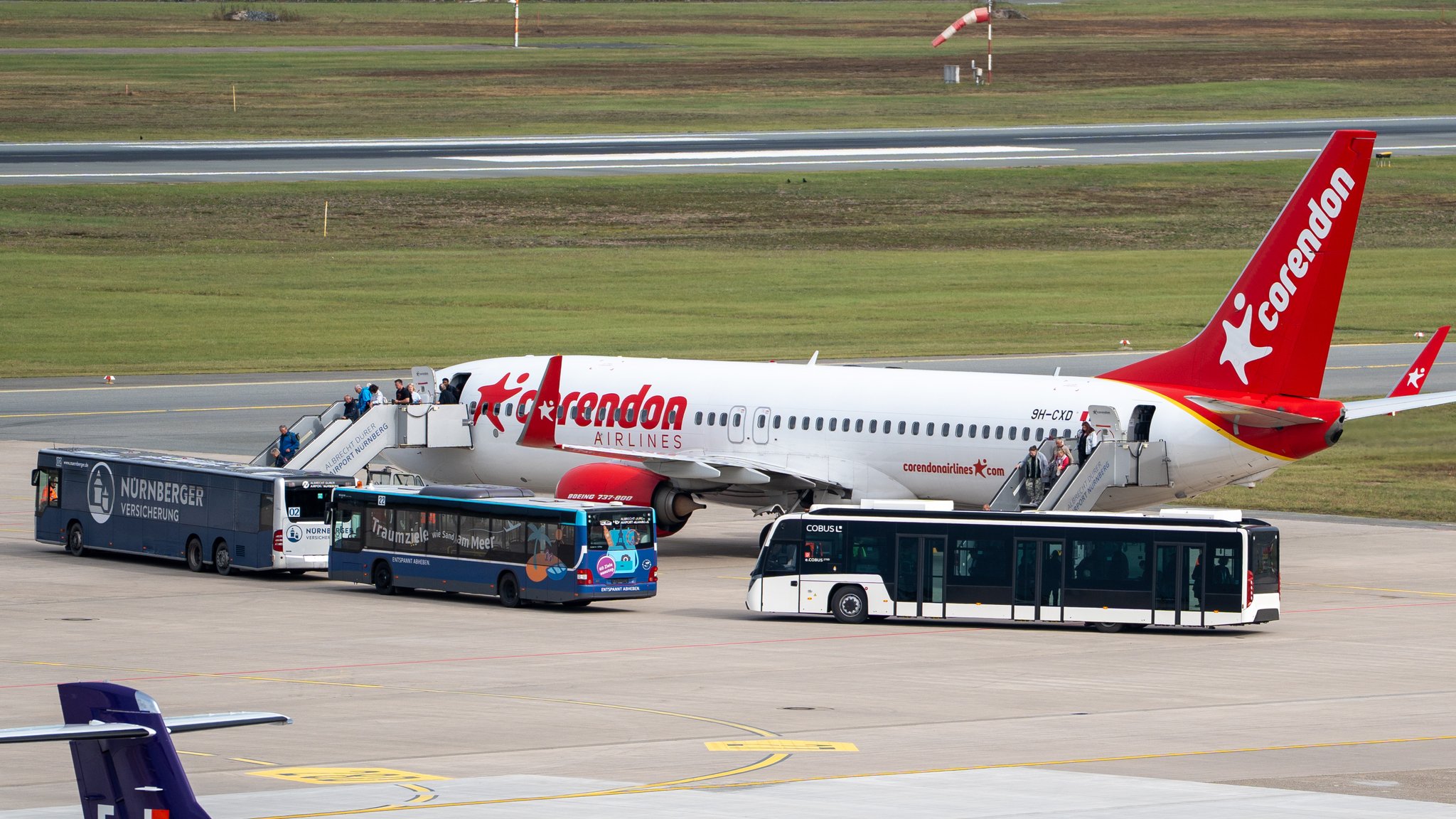 Ein Bild der sicher gelandeten Maschine von "Corendon Airlines", das eine Luftnotlage gemeldet hatte.