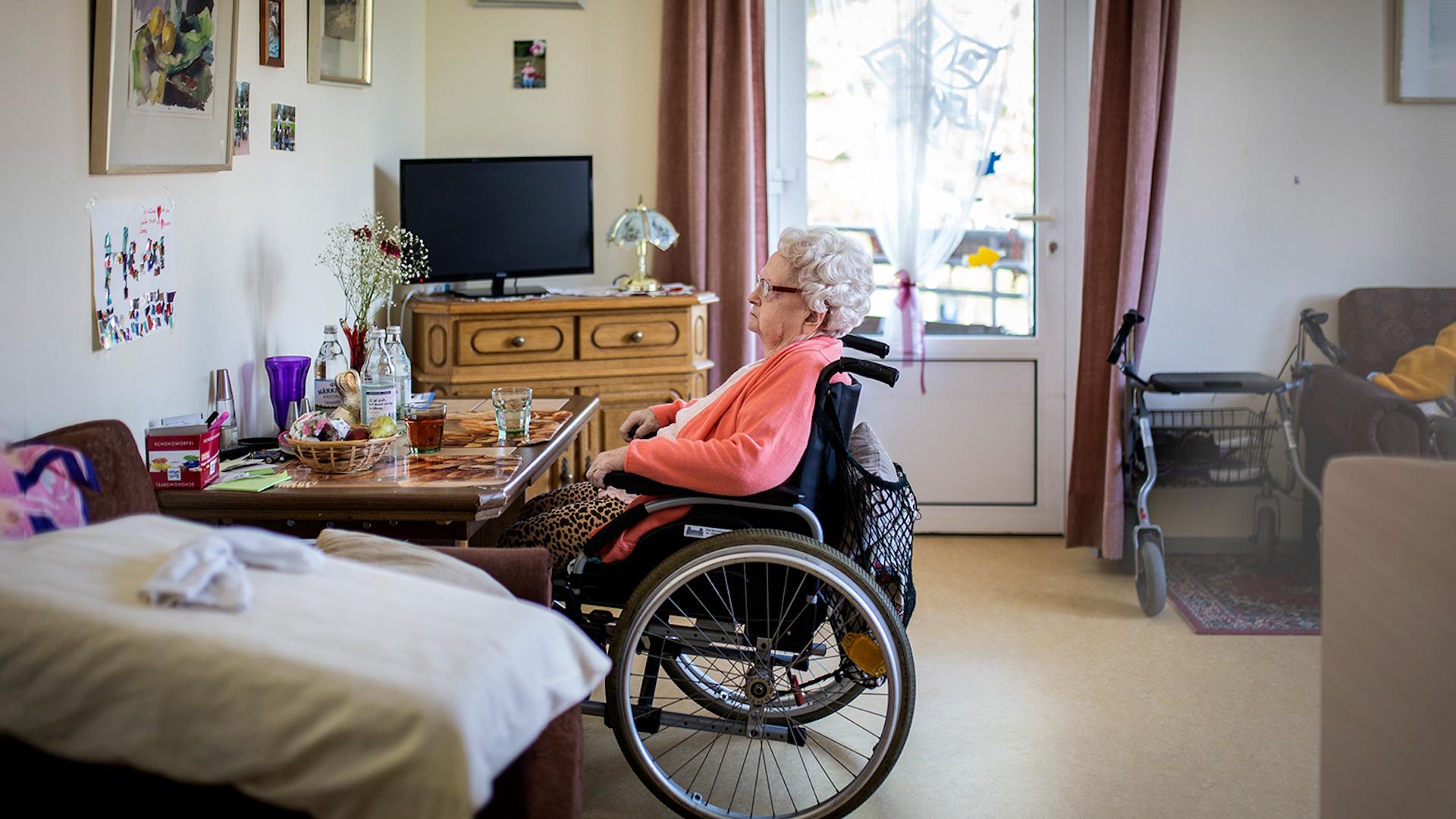 Eine Pflegebedürftige im Rollstuhl