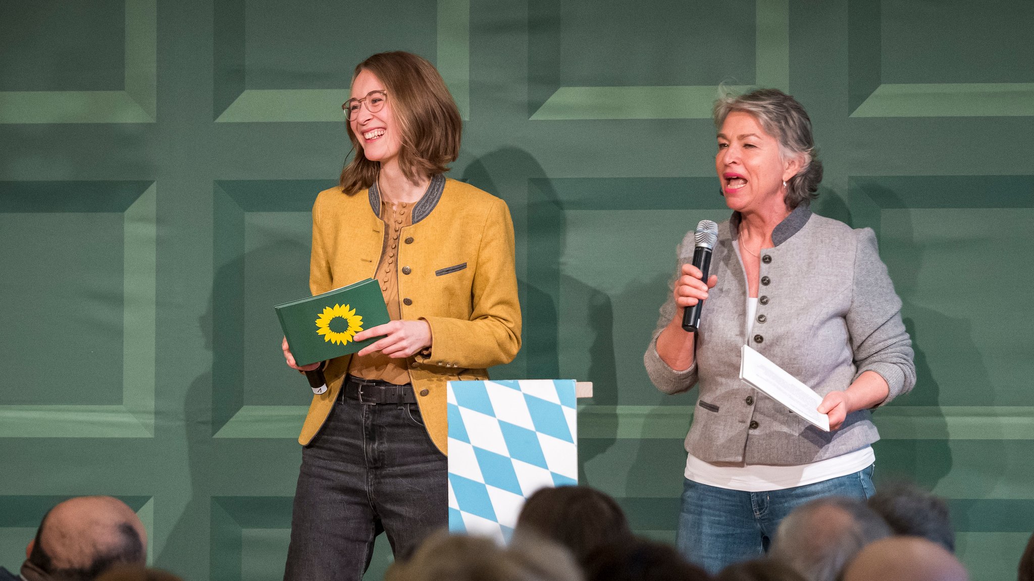 Die beiden Landesvorsitzenden der bayerischen Grünen Eva Lettenbauer (l.) und Gisela Sengl sprechen beim Politischen Aschermittwoch