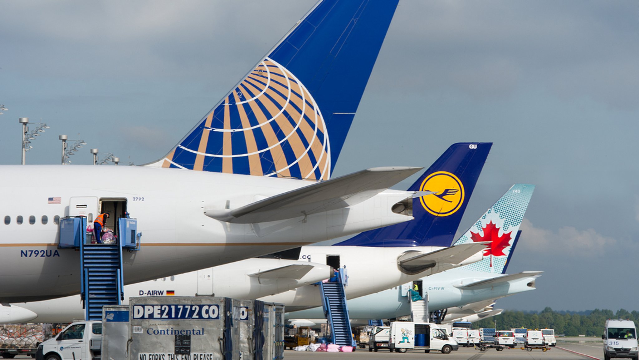 Mehrere Flugzeuge am Münchner Flughafen. (Symbolbild)