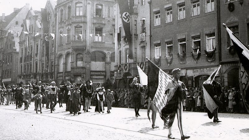 Zug der Landshuter Hochzeit in der Altstadt 1937