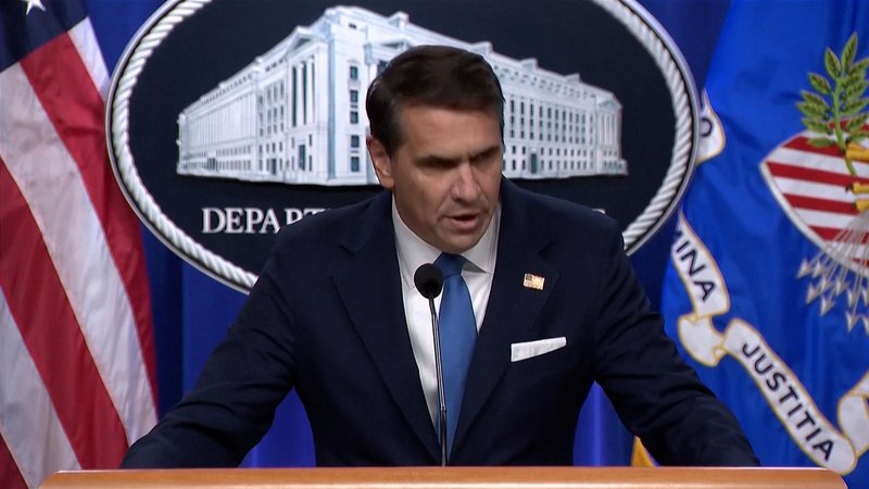 Auf dem Bild ist der stellvertretende Justizminister Todd Blanche bei einer Pressekonferenz zu sehen. | Bild: Bayerischer Rundfunk 2026 Auf dem Bild ist der stellvertretende Justizminister Todd Blanche bei einer Pressekonferenz zu sehen.