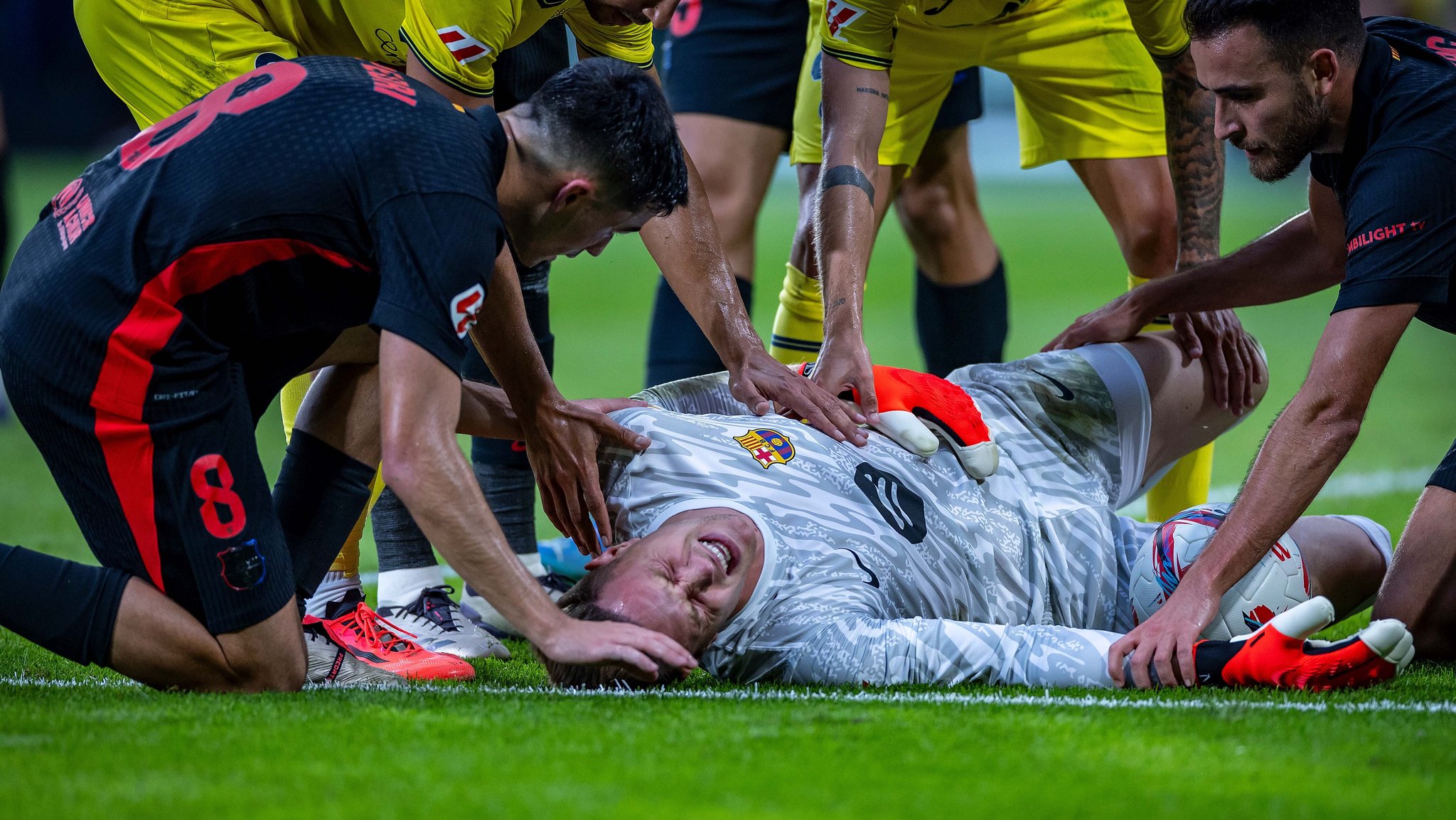 Marc-André ter Stegen verletzt sich beim Ligaspiel des FC Barcelona gegen Villarreal.