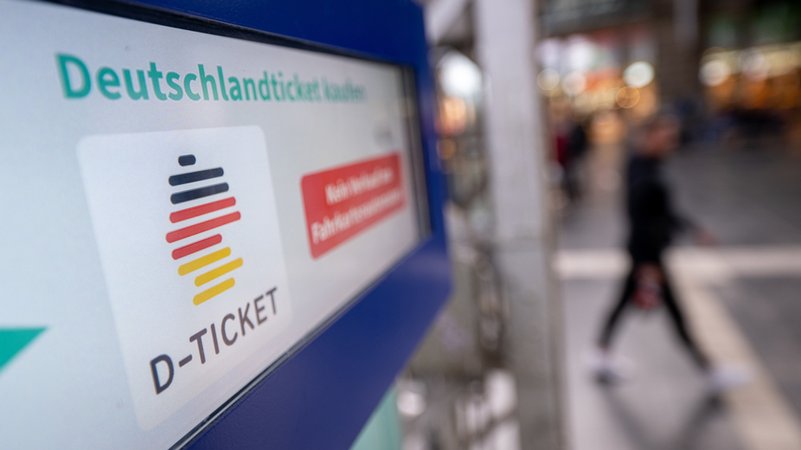 An einem Bahnhof weist eine Anzeigetafel auf das Deutschlandticket hin (Symbolbild)