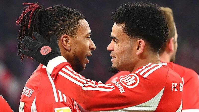 Michael Olise und Luis Diaz bestachen gegen den VfL Wolfsburg | Bild: picture alliance / SvenSimon | Frank Hoermann / SVEN SIMON Michael Olise und Luis Diaz bestachen gegen den VfL Wolfsburg