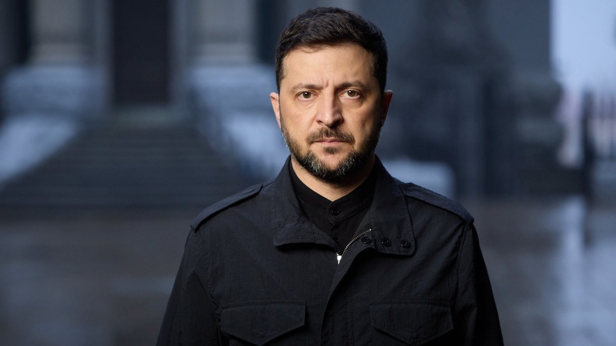 Dieses vom Pressedienst des ukrainischen Präsidenten zur Verfügung gestellte Foto zeigt den ukrainischen Präsidenten Wolodymyr Selenskyj während einer Videoansprache an die Nation. | Bild: dpa-Bildfunk/- Dieses vom Pressedienst des ukrainischen Präsidenten zur Verfügung gestellte Foto zeigt den ukrainischen Präsidenten Wolodymyr Selenskyj während einer Videoansprache an die Nation.